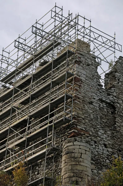 Burgruine während Renovierung — Stockfoto