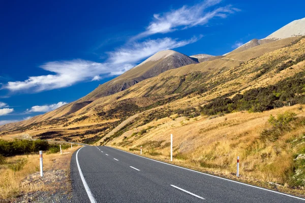 Mountain road on clear sunny day of autumn — Stock Photo, Image