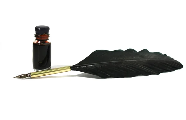 Botella de tinta negra y pluma sobre fondo blanco —  Fotos de Stock