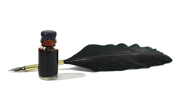 Bottiglia di inchiostro nero e piuma isolata su bianco — Foto Stock