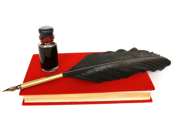 Красная книга, бутылка чернил и перо изолированы на белом — стоковое фото