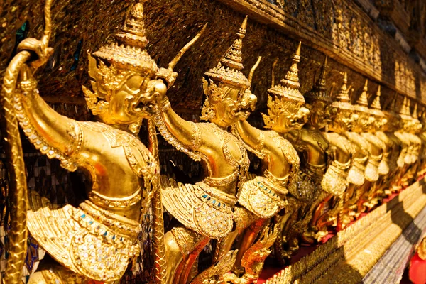 Gouden garuda beeldhouwkunst aan Koninklijk Paleis, bangkok — Stockfoto