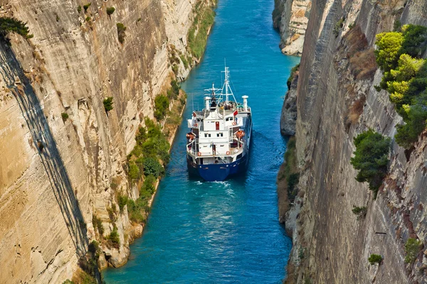 Oversteken van het kanaal van Korinthe in Griekenland — Stockfoto