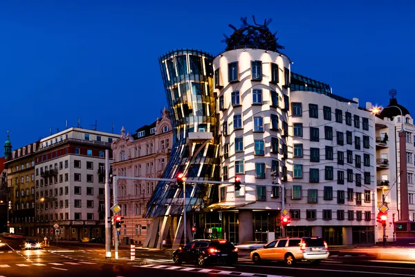 Night view of dancing house in Prague — Stock Photo, Image