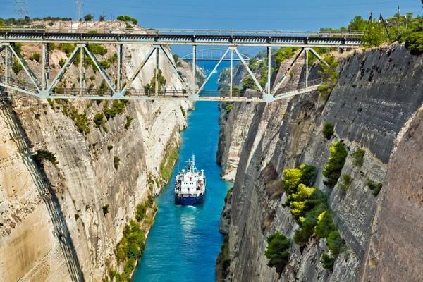 O barco que atravessa o canal de Corinto na Grécia — Fotografia de Stock