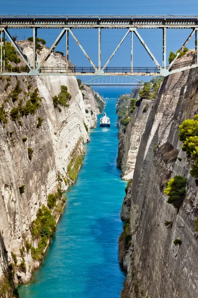Das Boot überquert den Kanal von Korinth in Griechenland — Stockfoto