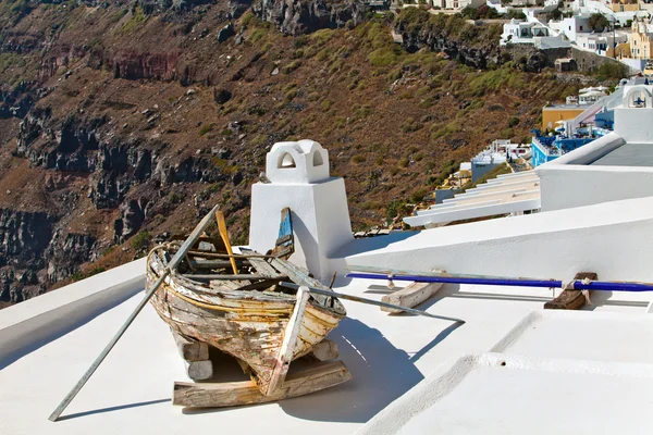 Firostafani サントリーニ島 ギリシャで古いボート — ストック写真