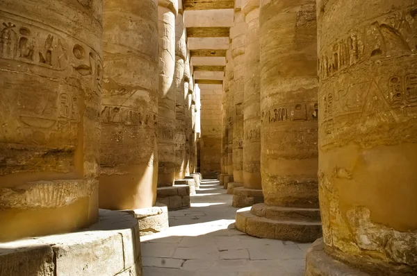 Les colonnes dans le temple de Karnak, Egypte — Photo
