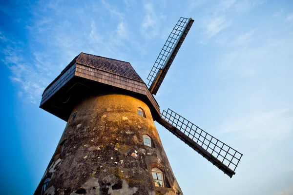 O moinho de vento na Letónia — Fotografia de Stock