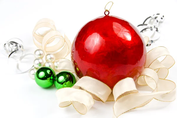 Uspořádání s velkými vánoční koule — Stock fotografie
