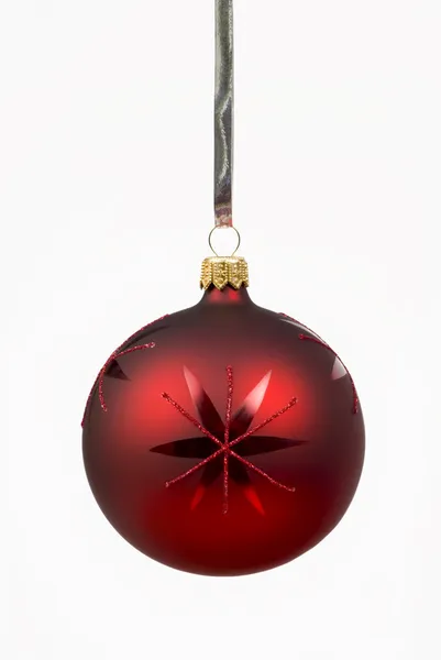 Απομονωμένες κόκκινη Χριστουγεννιάτικη μπάλα — Φωτογραφία Αρχείου