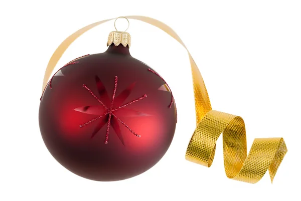 Geïsoleerde Kerstbal en lint — Stockfoto