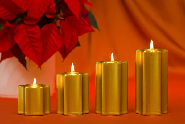 Humor navideño con velas doradas — Foto de Stock