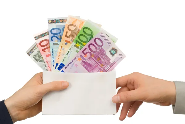 Nemen van geld in een envelop — Stockfoto