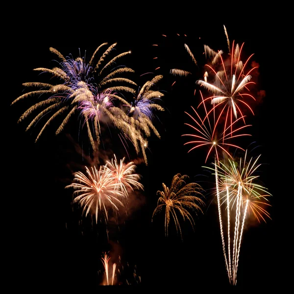 Exibição de fogo de artifício multicolorido — Fotografia de Stock