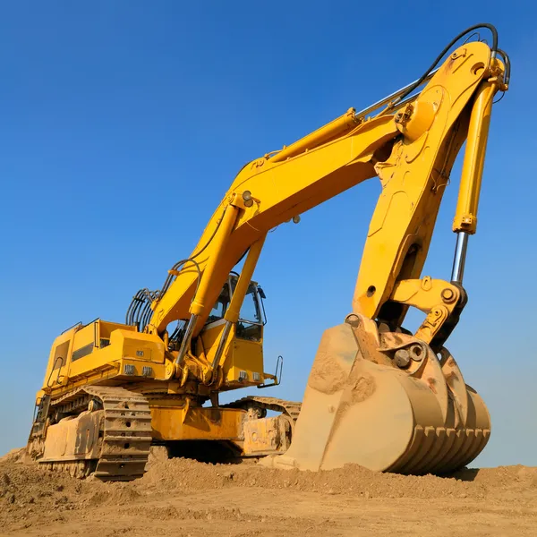 Huge excavator in front of cloudless sky — Stock Photo, Image