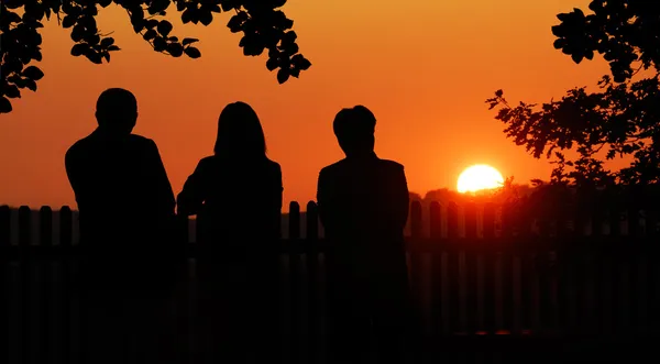 Τρεις φίλοι, απολαμβάνοντας το ηλιοβασίλεμα — Φωτογραφία Αρχείου