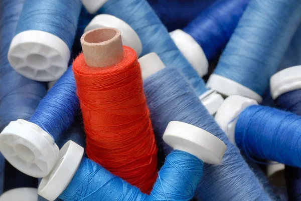 Red sewing cotton standing out from the crowd — Stock Photo, Image