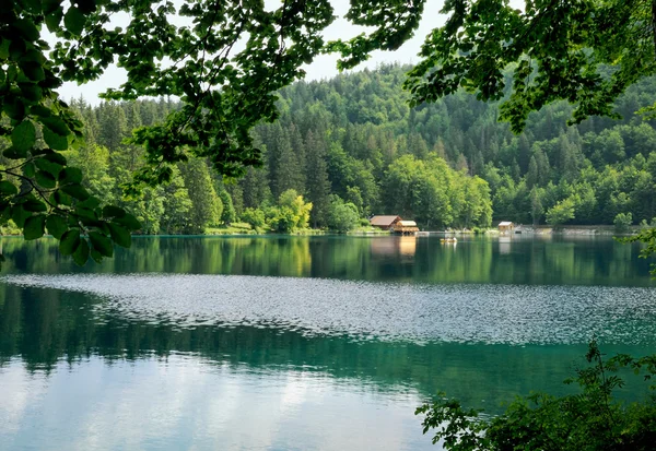 Πανέμορφη λίμνη με μια βαθιά τιρκουάζ χρώμα — Φωτογραφία Αρχείου