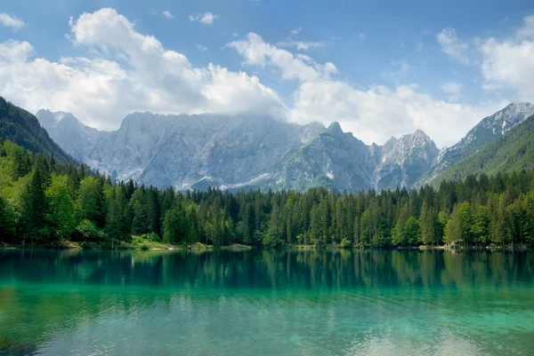 Lindo lago com montanhas no fundo — Fotografia de Stock