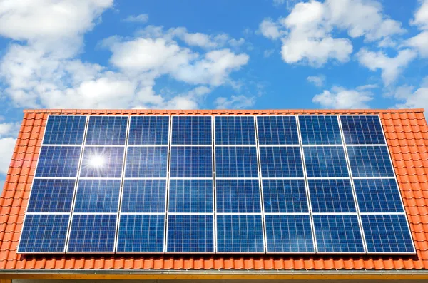Painel solar em um telhado — Fotografia de Stock