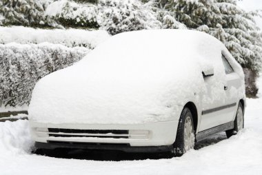 karla kaplı beyaz araba