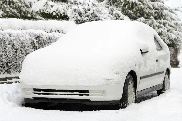 Snow-covered white car — Stock Photo, Image