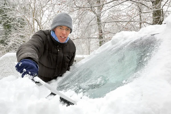 Удаление снега из автомобиля — стоковое фото