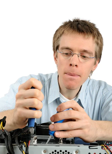Junger Techniker repariert einen PC — Stockfoto