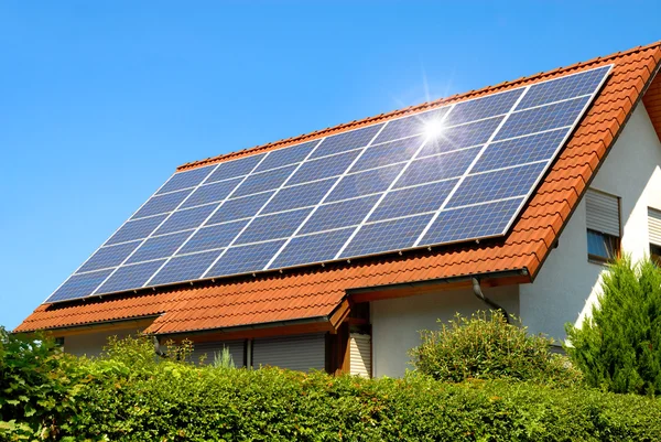 Солнечная панель на красной крыше — стоковое фото