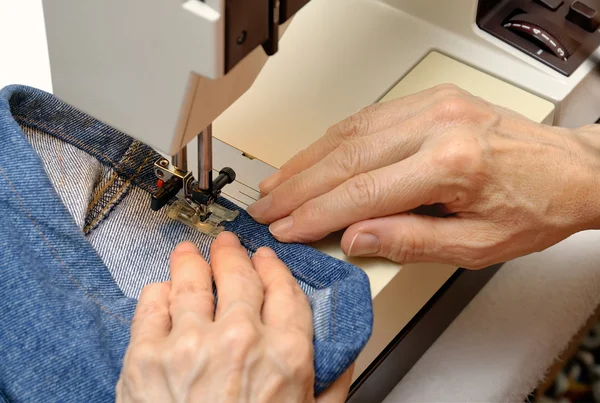 Working on a sewing machine — Stock Photo, Image