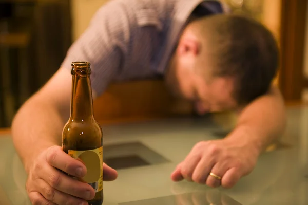 Ein Mann Der Durch Alkohol Zerstört Wurde Stockfoto