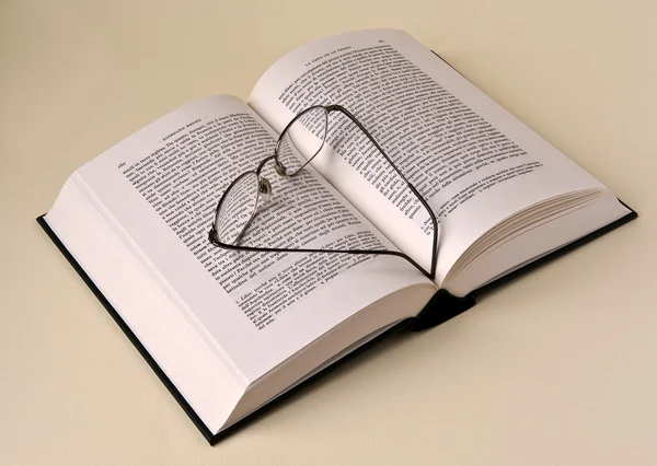 Otevřená Kniha Brýlemi — Stock fotografie