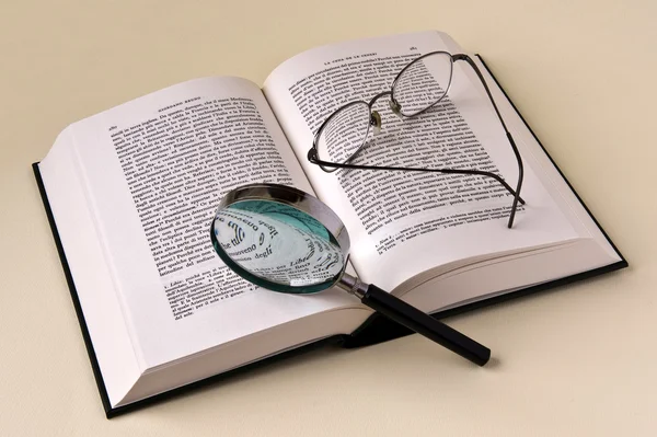 Open Boek Met Bril Vergrootglas — Stockfoto