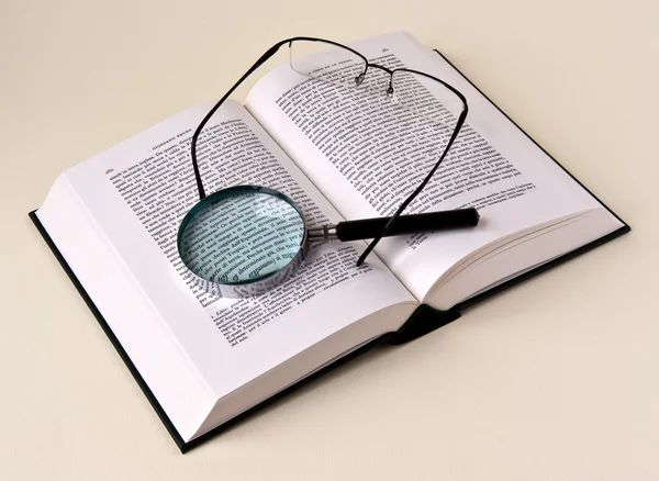 Libro Abierto Con Gafas Lupa — Foto de Stock