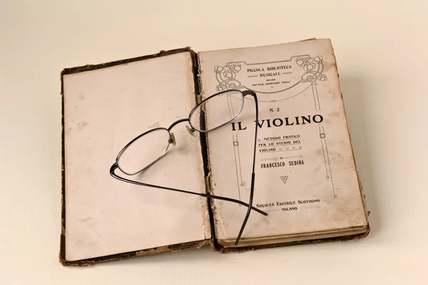 Ein Altes Musikbuch Geöffnet Mit Einer Brille Stockbild