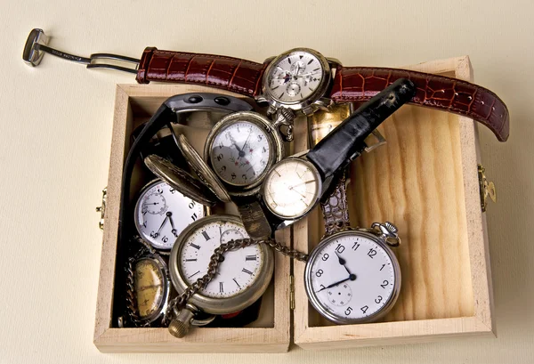 Relojes Rotos Una Caja Madera — Foto de Stock