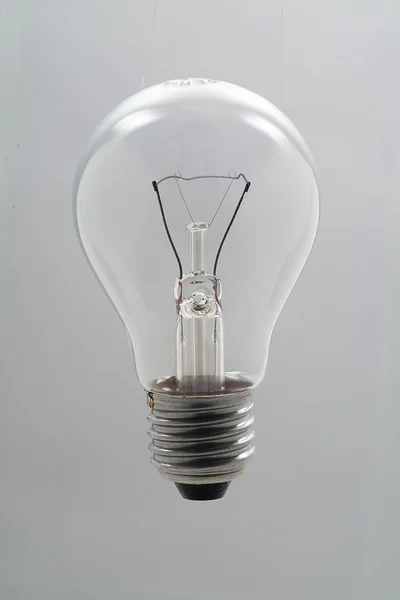 Лампочка на белом — стоковое фото