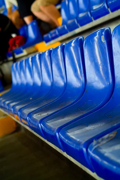 Donker blauwe rijen van stoelen — Stockfoto