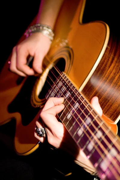 Tocar guitarra — Fotografia de Stock