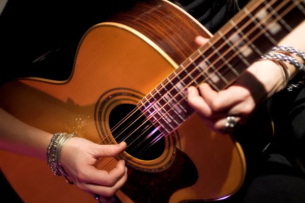Tocar guitarra — Fotografia de Stock