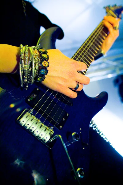 Grać na gitarze — Zdjęcie stockowe