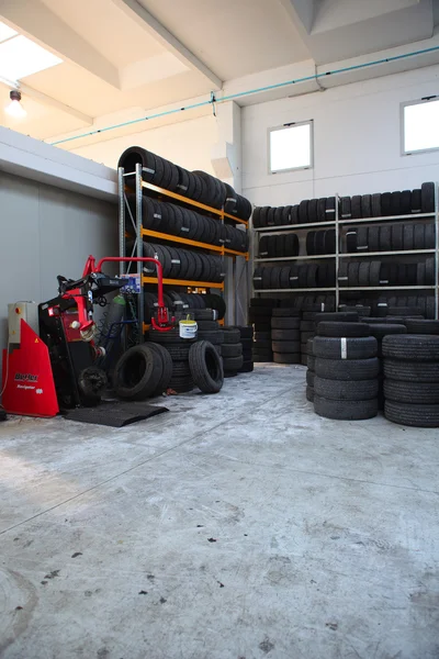 Entrepôt de pneus — Photo