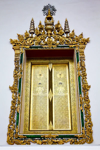Boog gouden venster in tempel — Stockfoto