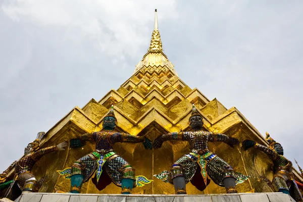 Gigante stand em torno de pagode de tailândia wat prakeaw — Fotografia de Stock
