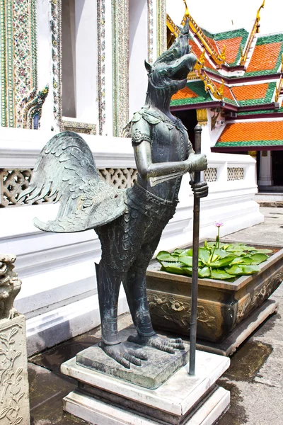 Estilo tailandês nativo de metade ângulo metade escultura pássaro — Fotografia de Stock