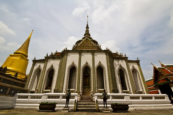 Kostel v chrámu wat phra kaeo. Bangkok. Thajsko. — Stock fotografie