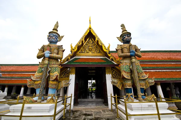 Väktare av grand palace i templet bangkok thailand — Stockfoto