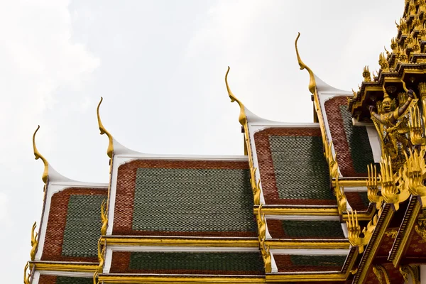 Giebelspitze auf Dach in prachtvollem Palast bangkok thailand — Stockfoto