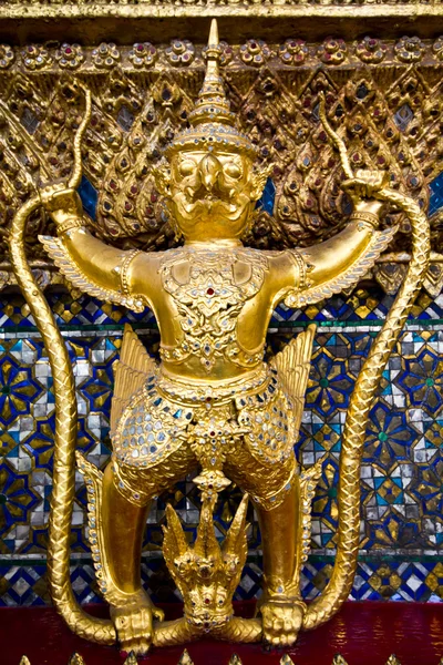 Goldener garuda im prachtvollen palast bangkok thailand — Stockfoto